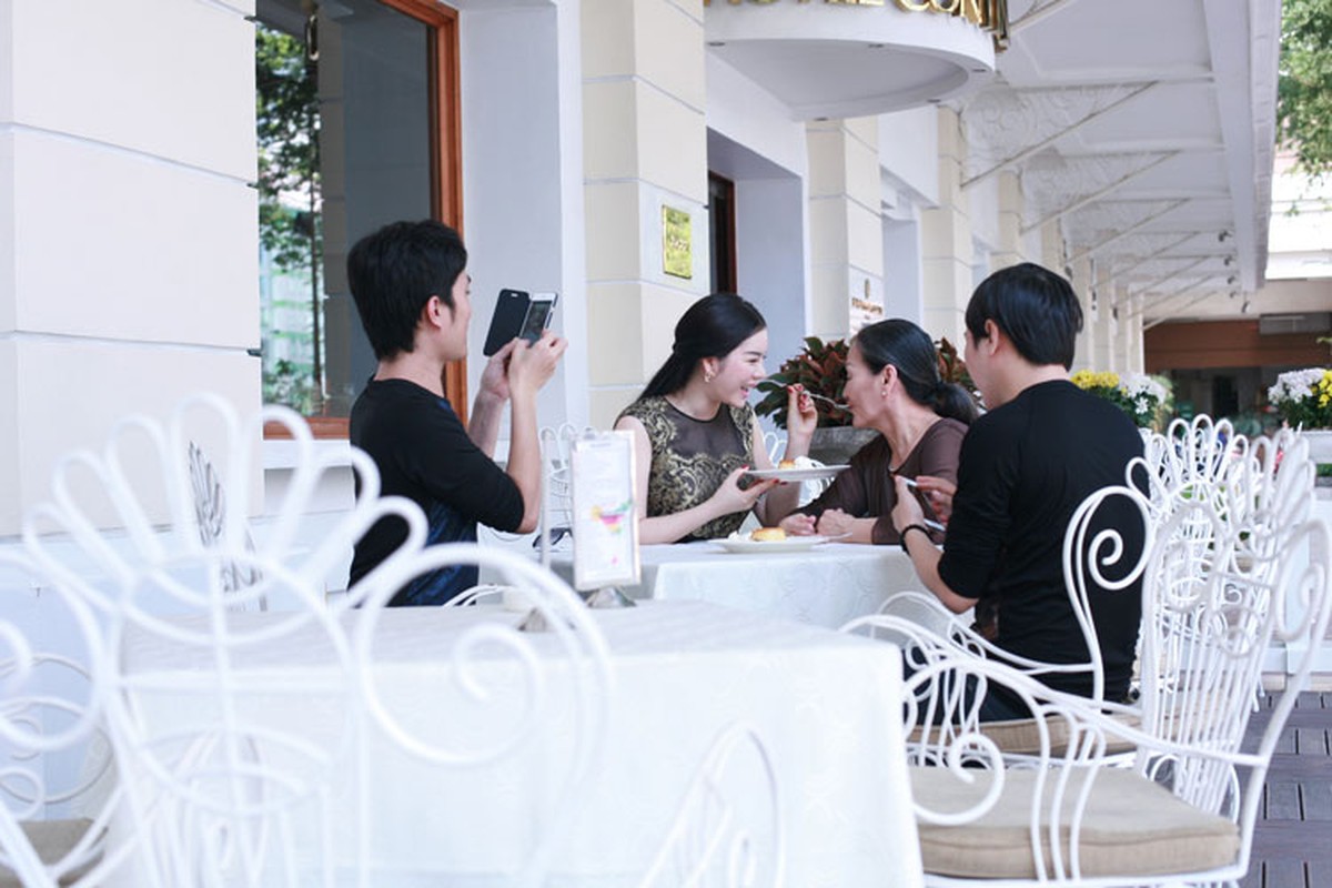 Ly Nha Ky dua me di cafe cung ban be-Hinh-5